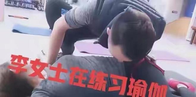 JN江南·娱乐最新官网入口女子出轨瑜伽教练在车中练习时被丈夫发现两怒竟暴打丈夫(图6)
